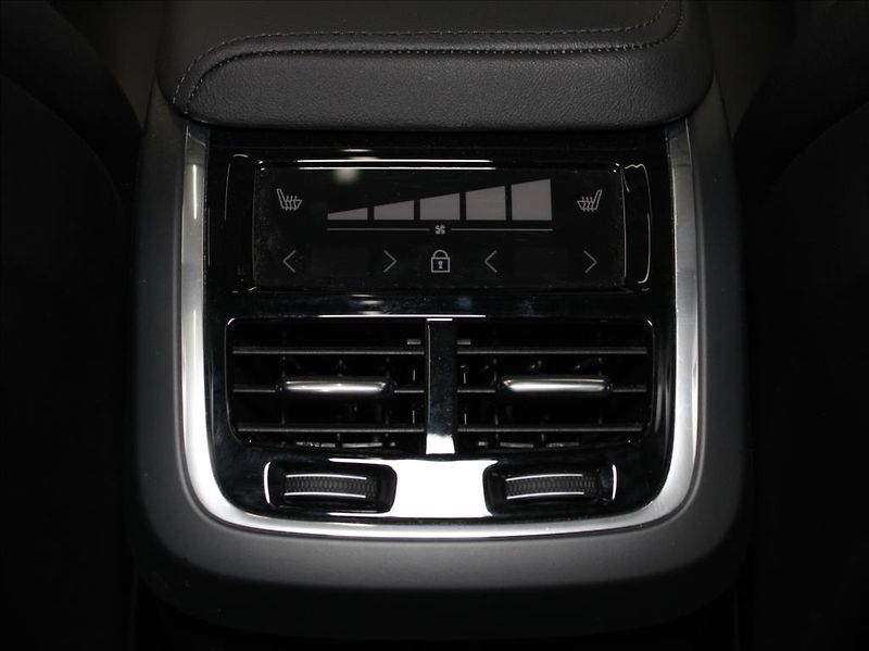 Volvo S60 2,0 B5 AWD Ultimate Dark ČR - fotka 26 z 28
