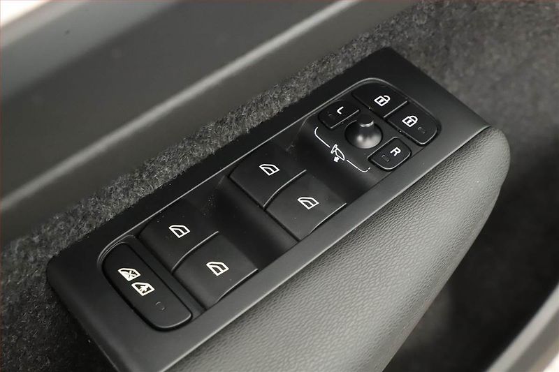 Volvo XC40 (2023) B3 - fotka 15 z 19