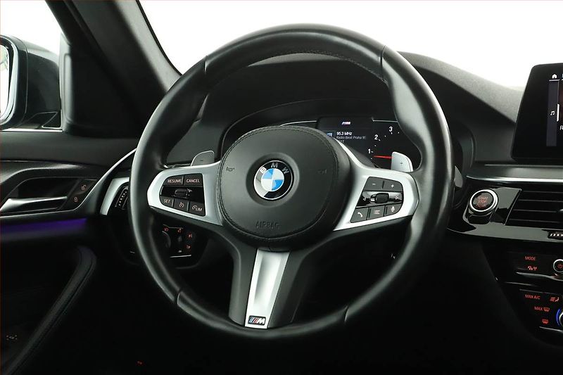 BMW Řada 5 (2021) 540i xDrive - fotka 8 z 20