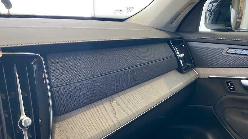 Volvo XC90 (2026) ULTRA DARK, B5 AWD, 184+10 kW - fotka 10 z 12