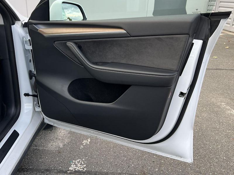 Tesla Model Y Long Range, Tažné, 90% SOH - fotka 17 z 21