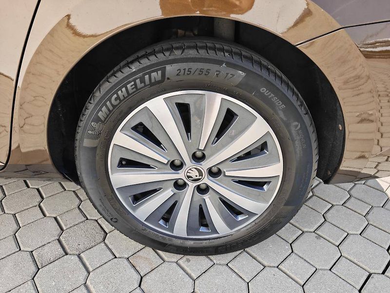 Škoda Superb Style 6MP 2,0TDI - fotka 23 z 25