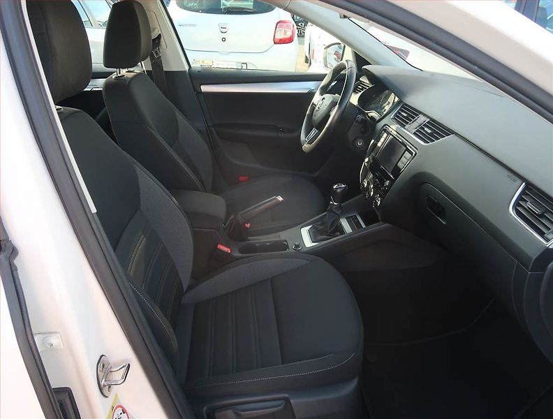 Škoda Octavia (2019) 1.6 TDI, Tempomat - fotka 9 z 19