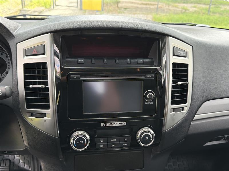 Mitsubishi Pajero 3,2 DI-D ČR SERVIS NT - fotka 11 z 30