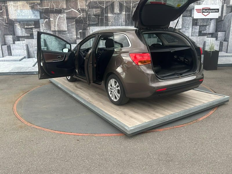 Kia Ceed (2015) 1.4LPG, 73KW, EXCELLECE - fotka 9 z 25