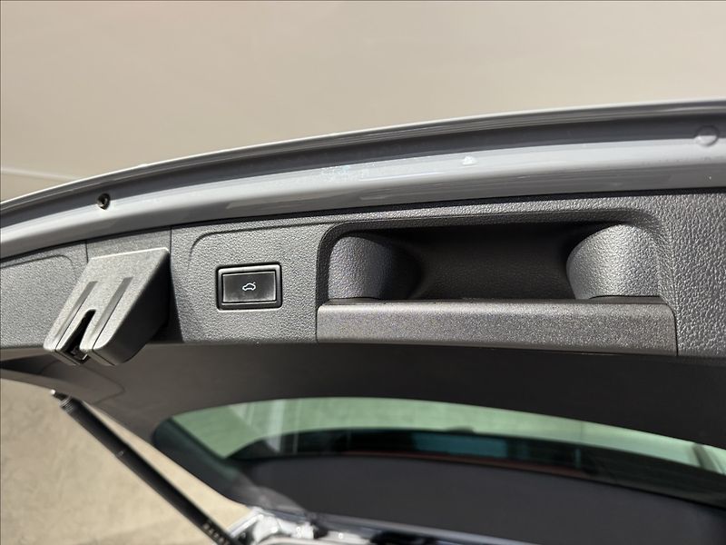 Volkswagen Passat 2,0 TDi  DSG R-Line LED Assist - fotka 13 z 44