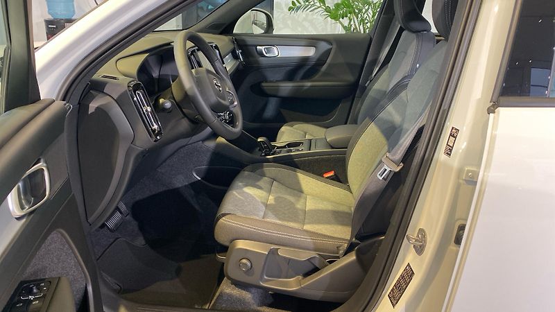 Volvo XC40 (2026) CORE, B3 FWD, 120+10 kW / 163+ - fotka 8 z 14