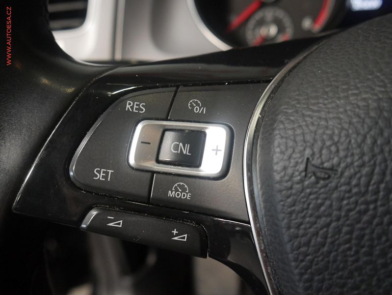 Volkswagen Golf (2015) 1.6TDi, AC, výhřev sed - fotka 14 z 19