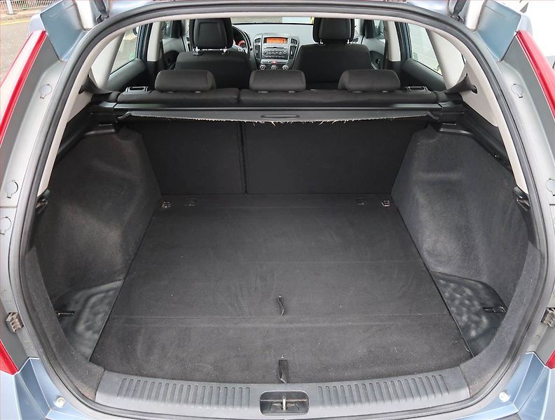 Kia Ceed (2009) 1.6 CRDi, po STK, Tažné - fotka 13 z 16