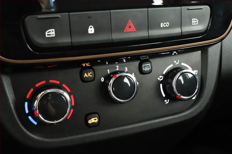 Dacia Spring (2023) Electric 65 (27 kWh), SoH 92% - fotka 11 z 17