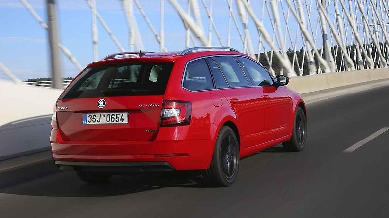 Verze Touring Sport zas přidává stylové doplňky, například 17“ kola z lehkých slitin.