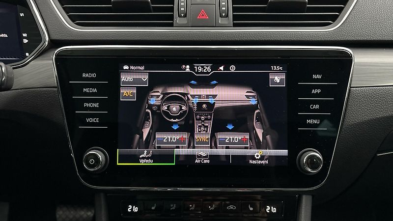 Škoda Superb 2.0 TDI DSG 4x4 Style Combi - fotka 28 z 30