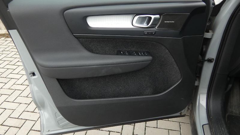 Volvo XC40 B3 PLUS DARK - fotka 8 z 23