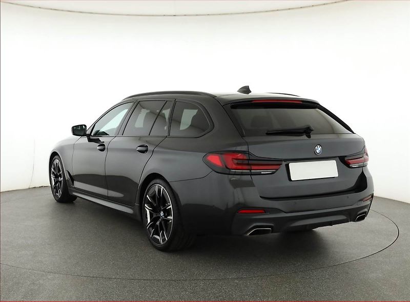 BMW Řada 5 (2023) 530d xDrive - fotka 4 z 20