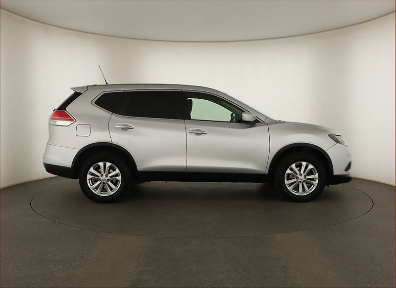Nissan X-Trail (2015) 1.6 dCi, Tempomat - fotka 6 z 13