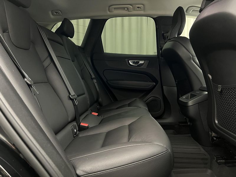 Volvo XC60 B4 AWD MOMENTUM AUT - fotka 23 z 43