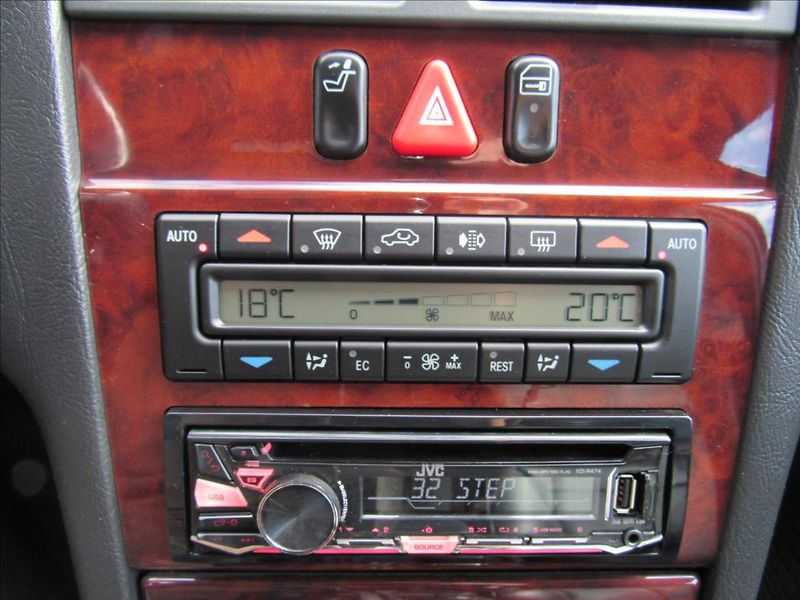 Mercedes-Benz Třídy E 3,2 E 320 Elegance Automat - fotka 16 z 24