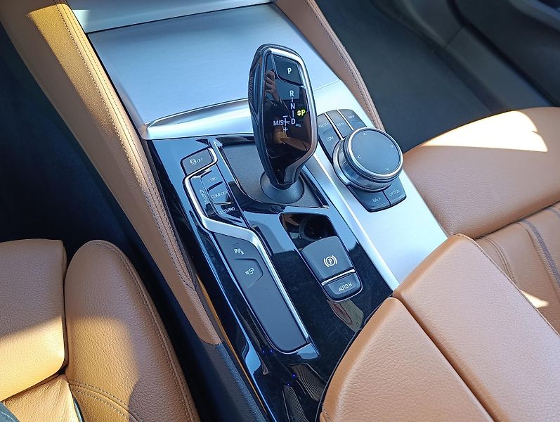 BMW Řada 5 540d xDRIVE MSPORT PANO DPH - fotka 25 z 34