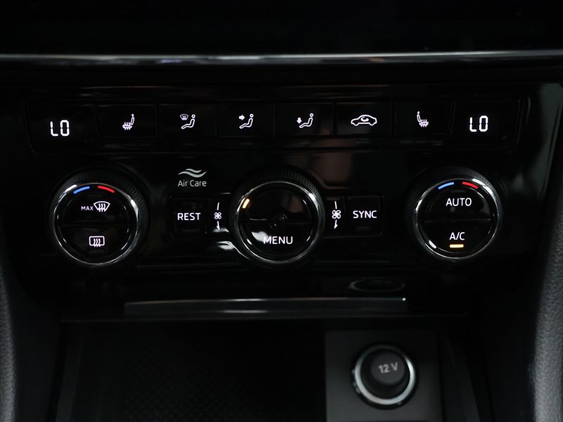 Škoda Superb 2,0 TDi Style 4x4 DSG DPH CZ - fotka 24 z 33