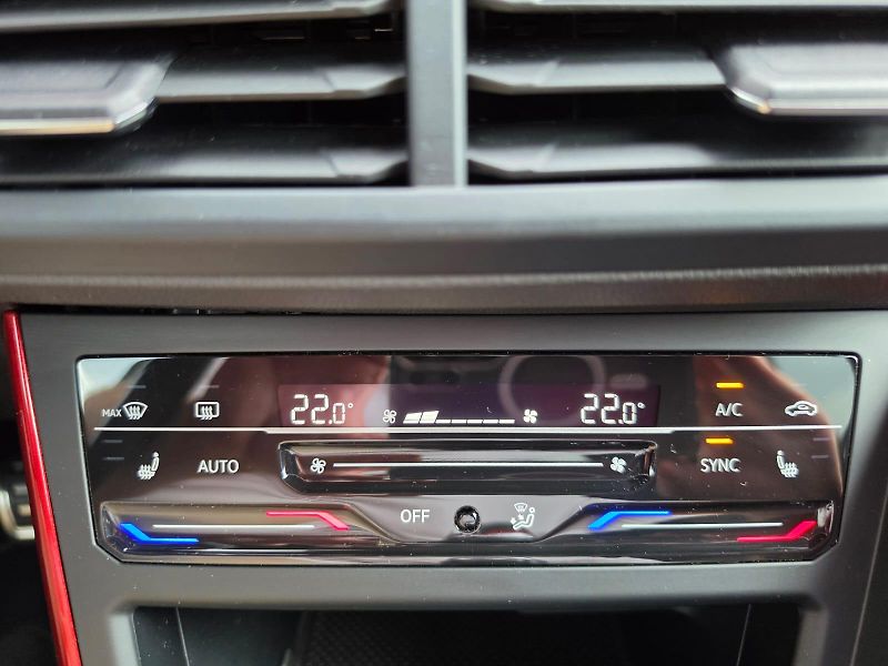 Volkswagen Polo GTI 2.0TSI DSG 152kW DPH 1.Maj - fotka 16 z 22