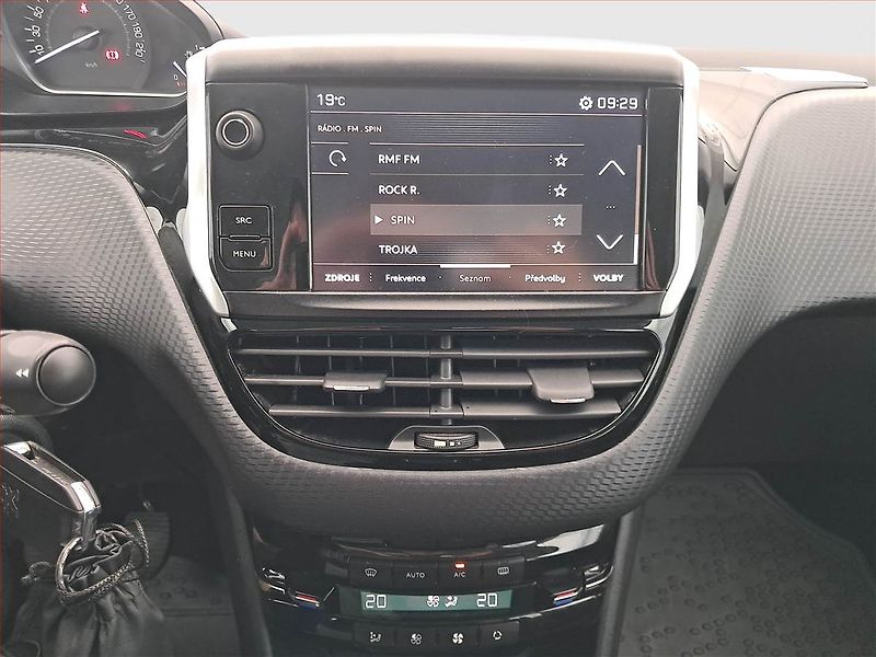 Peugeot 2008 (2018) 1.2 PureTech, Serv.kniha - fotka 12 z 17