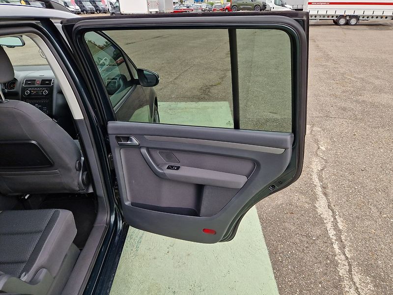 Volkswagen Touran Comfortline 1.2 TSI 7 míst - fotka 32 z 35