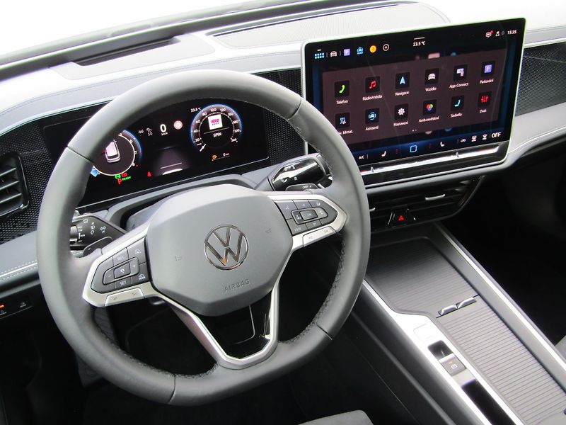 Volkswagen Passat 1,5 eTSI 11KW DSG NEZ.TOPENÍ - fotka 17 z 30