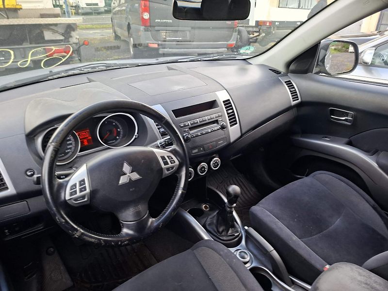 Mitsubishi Outlander (2008) 2.0 DI D 4X4 TZ - fotka 6 z 14