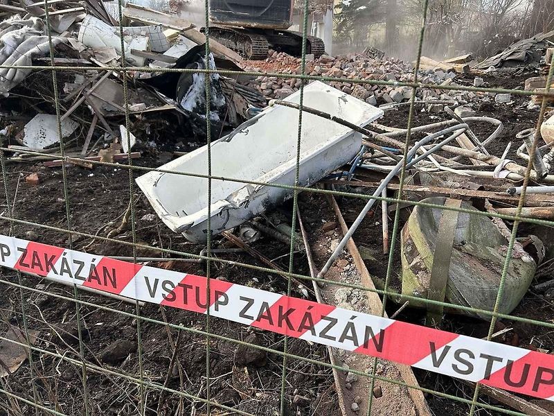 Kvůli stavbě dálnice D11 zbourali dělníci dům v Náchodské ulici v Trutnově Poříčí.