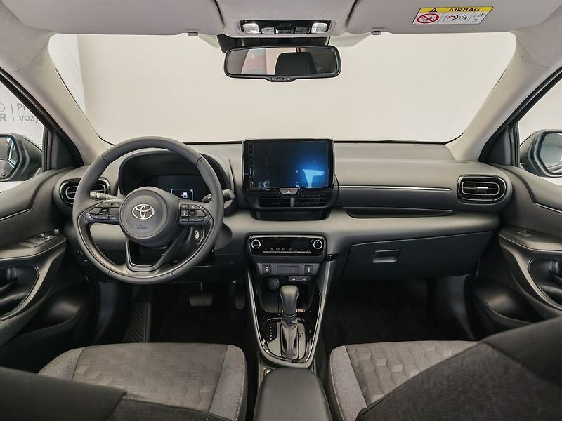 Toyota Yaris 1.5 Hybrid Style - fotka 15 z 30