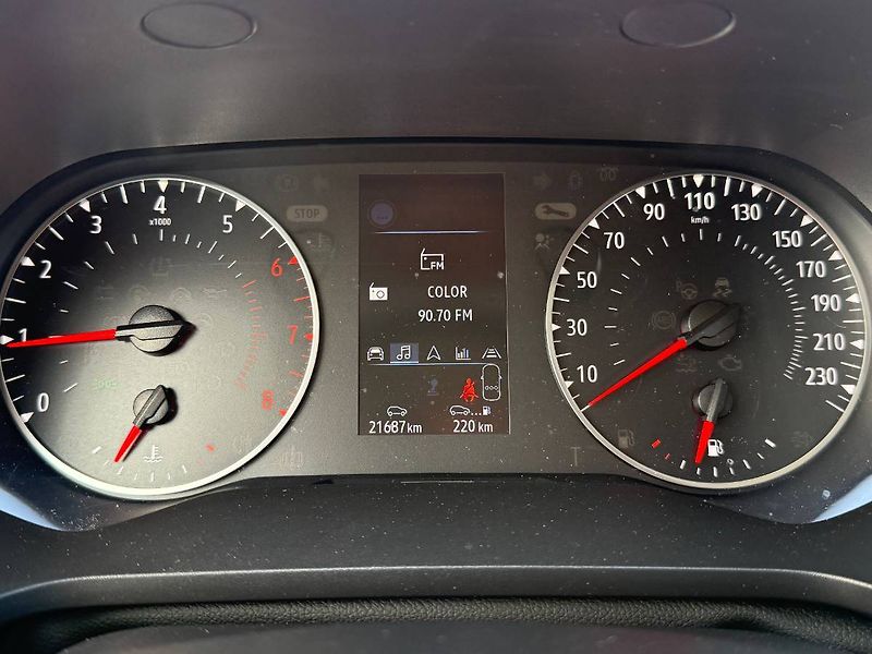 Renault Captur (2022) 1.0 TCe 67 kW ZEN - fotka 11 z 22