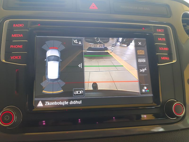 Volkswagen Tiguan 2.0 TDI 4x4 DIGIKLIMA TAŽNÉ - fotka 12 z 28