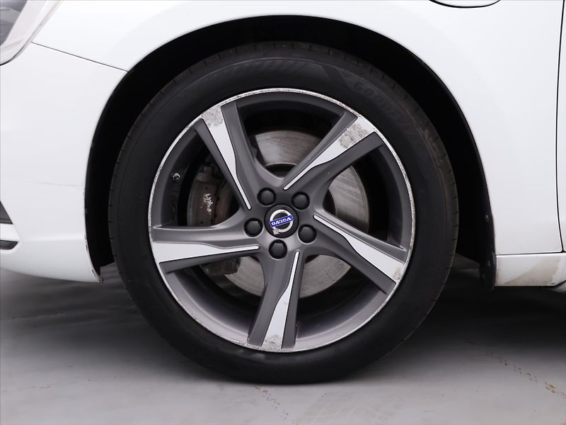 Volvo V60 2.4 D6 162kW R-Design Aut. DPH - fotka 30 z 37
