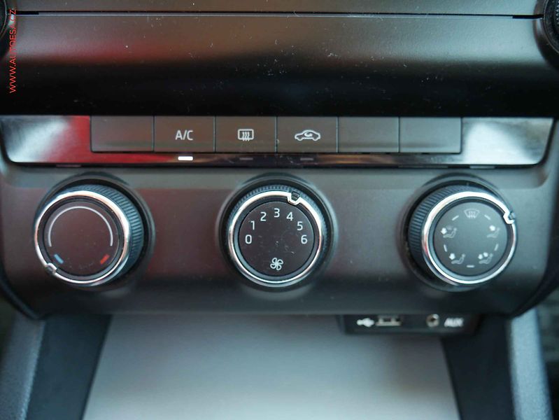 Škoda Octavia (2013) 1.6 TDi, ČR, Klima - fotka 14 z 16