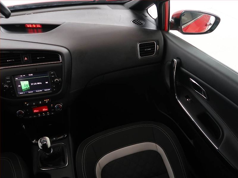 Kia Ceed (2016) GT Line 1.0 T-GDI, ČR,1.maj - fotka 8 z 22