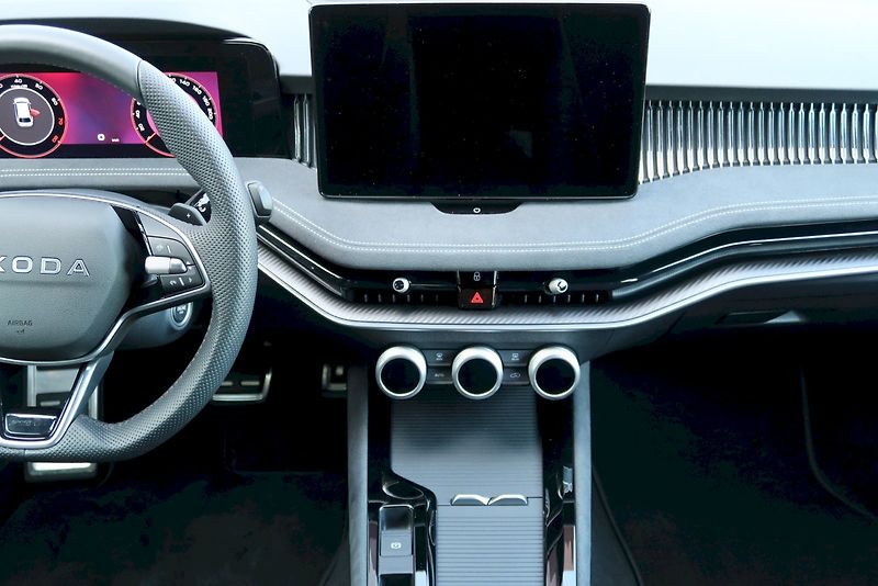 Škoda Superb (2025) Combi SportLine  2,0 TSi/150 k - fotka 11 z 33