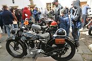 Automobiloví a motocykloví veteráni se vydali v neděli na tradiční jízdu Ze zámku na hrad. Start byl na Horním náměstí v Přerově, kde si lidé užili bohatý program.