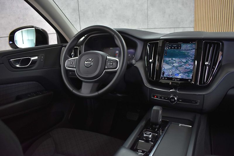 Volvo XC60 B4 ESSENTIAL*TAŽNÉ*KAMERA*DPH* - fotka 9 z 34