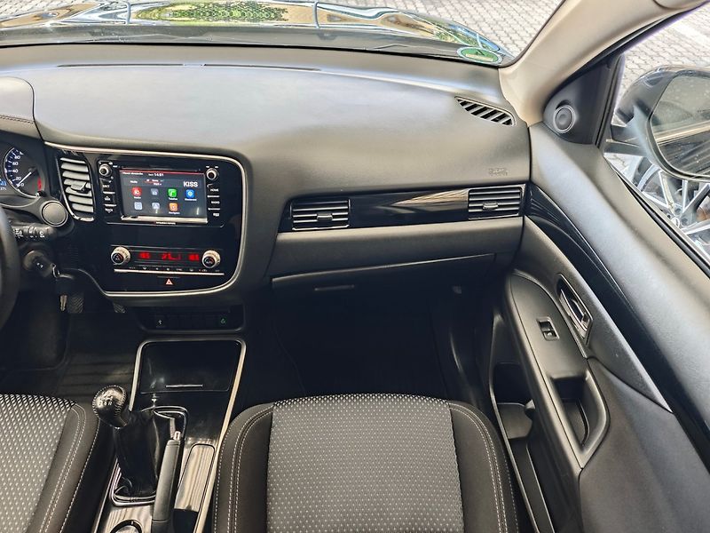 Mitsubishi Outlander (2021) 2.0 Mivec Diamant 2WD Kamera - fotka 17 z 44