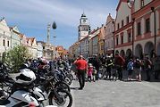 Třeboňské Masarykovo náměstí bylo motorkami doslova našlapané. Stovkám strojů požehnal tamní kaplan Jiří Kalaš.