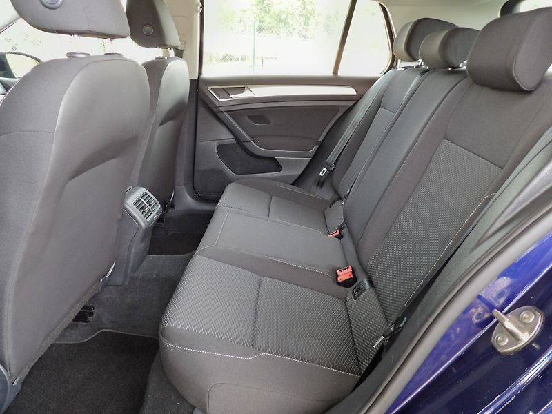 Volkswagen Golf 1.0TSI 81kW AutoAC Temp. 2xPDC - fotka 18 z 27