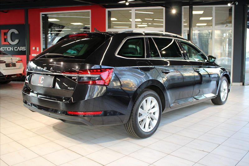 Škoda Superb TDi DSG 4x4 Style Combi - fotka 6 z 34