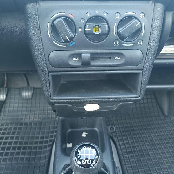 Opel Corsa 1.0-12V/40kW - fotka 14 z 20