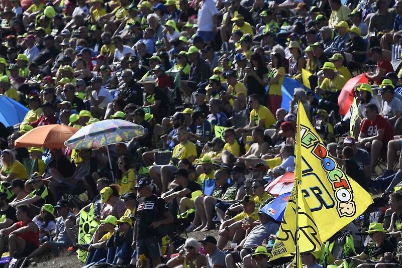 Motocyklová legenda Valentino Rossi při závodě na Masarykově okruhu v roce 2019.