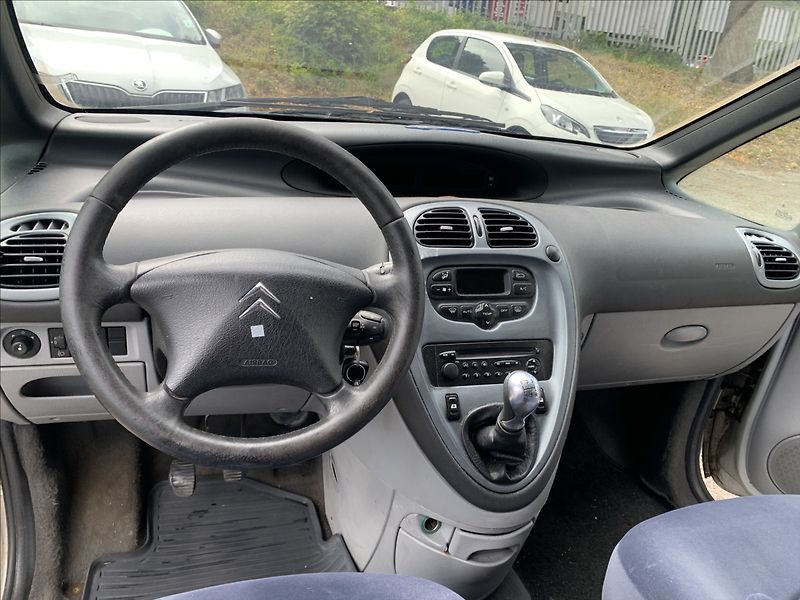 Citroën Xsara Picasso 1,6 i - fotka 9 z 17