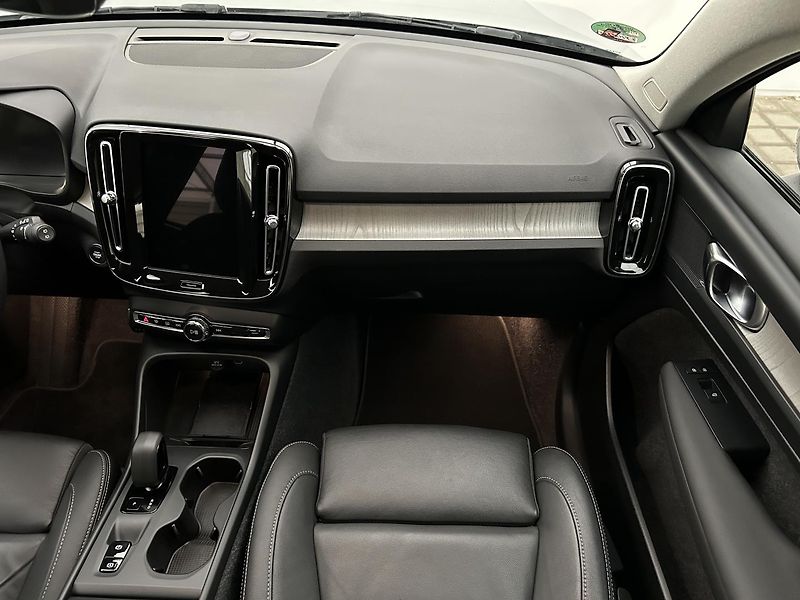 Volvo XC40 2.0 B3 ESSENTIAL - fotka 20 z 30