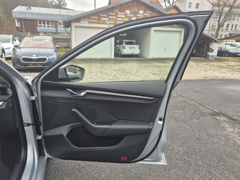 Škoda Octavia ZAMLUVENO ! 2,0TDi 85kw 17ALU - fotka 39 z 46
