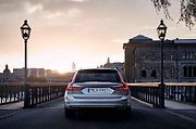 Volvo V90.