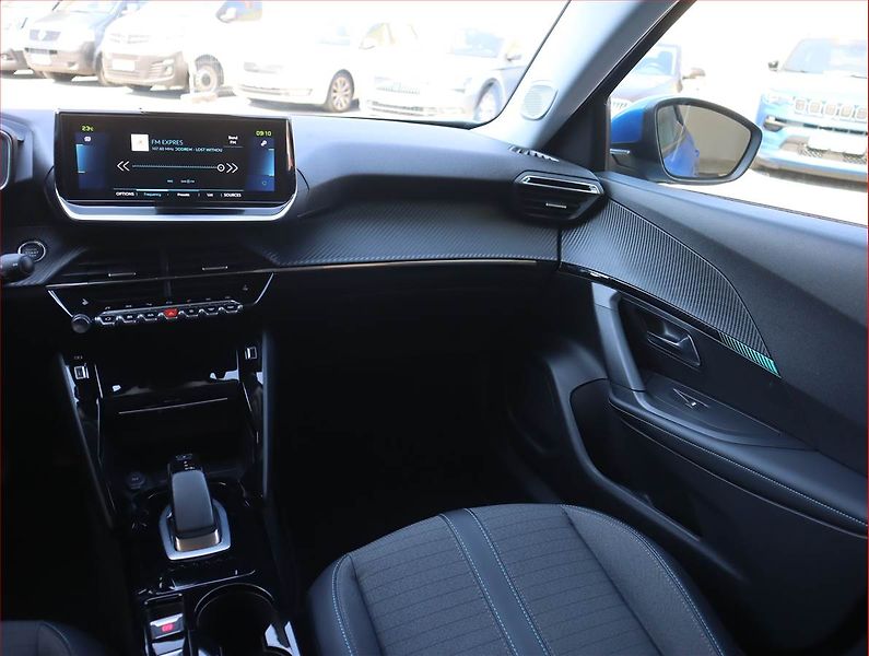 Peugeot 2008 (2021) Allure 50 kWh, SoH 91% - fotka 8 z 25