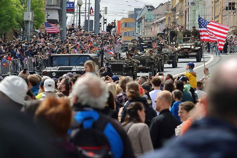 Plzní projel Konvoj svobody. Stovky kusů historické vojenské techniky v neděli projely z Bor do centra města. Ulice lemovaly tisíce diváků.